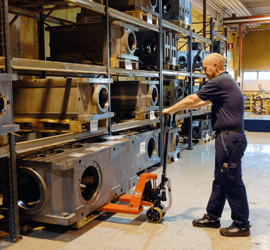 BT LHM230P Hand Pallet Truck in action