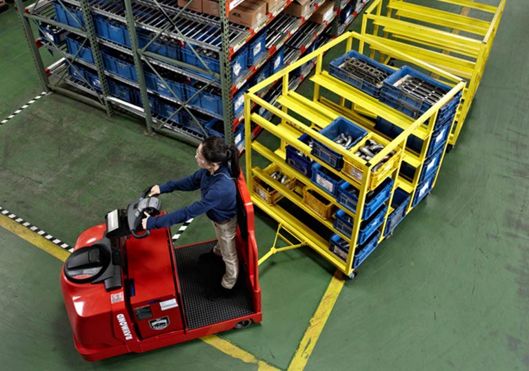 Raymond 8610 tow tractor with speed sensitive steering