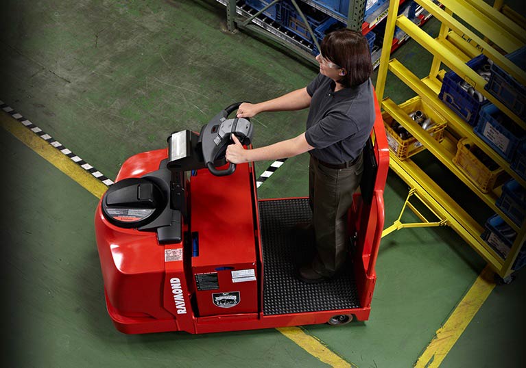 Raymond 8610 tow tractor turning out of aisle